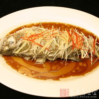 鲈魚(1條,700克)、精鹽(少許)、花生油(40克)、姜絲(15克)、蔥(2條)、) 鲈魚(1條,700克)、精鹽(少許)、花生油(40克)、姜絲(15克)、蔥(2條)、)