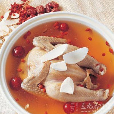 等到雞肉熟透後,去除藥袋 等到雞肉熟透後,去除藥袋