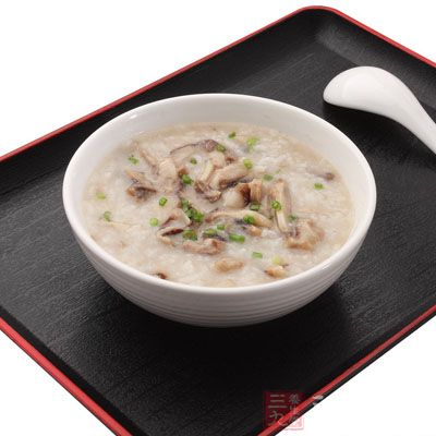 枸杞、白粥和調味料一起煮開即可 枸杞、白粥和調味料一起煮開即可