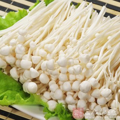 金針菇洗淨擺盤裡 金針菇洗淨擺盤裡