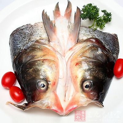 雄魚頭請魚販子清理好並在魚頭頂端剖一刀 雄魚頭請魚販子清理好並在魚頭頂端剖一刀