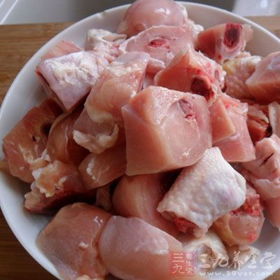 雞腿洗淨剁小塊 雞腿洗淨剁小塊