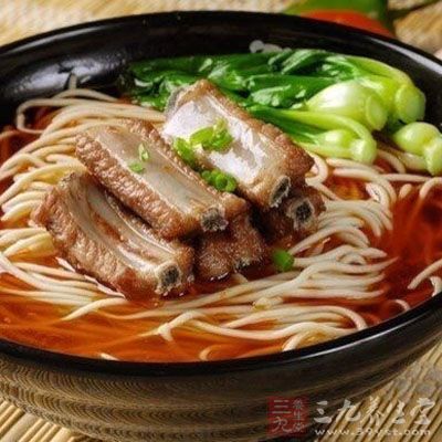 食用前可加些芹菜末裝飾 食用前可加些芹菜末裝飾