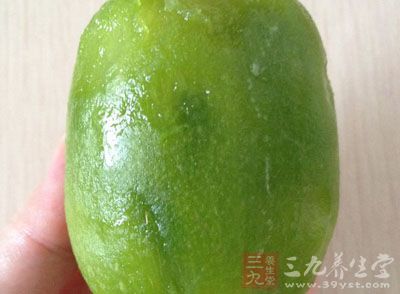 將猕猴桃清洗干淨,然後放入豆漿機中 將猕猴桃清洗干淨,然後放入豆漿機中