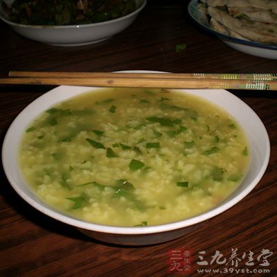 新鮮荷葉1張,粳米100克,冰糖少許 新鮮荷葉1張,粳米100克,冰糖少許