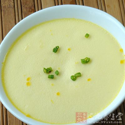 材料：雞蛋2個、涼開水約5湯匙(75ml)、鹽1/2茶匙(3克)、廚房紙巾1張、香油1/4茶匙(1ml)