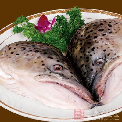 處理干淨的魚頭可以選擇自然控干水分，或者用廚房紙擦干