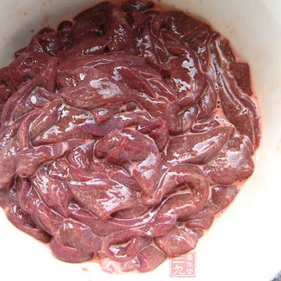 豬肝切片用料酒鹽澱粉抓好