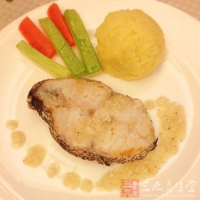 將鳕魚煎至兩面金黃，擠上檸檬汁