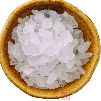 把冰糖放入中間，蓋上蓋子，把處理好的雪梨放入深盤或深碗