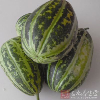 將菜瓜擠干水,平放於板上,置於太陽下曝曬2個小時 將菜瓜擠干水,平放於板上,置於太陽下曝曬2個小時