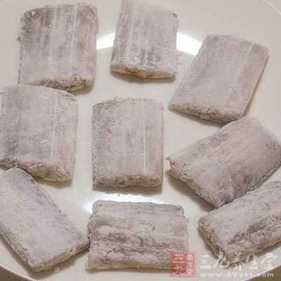 腌制好的帶魚表面裹一層薄薄的面粉 腌制好的帶魚表面裹一層薄薄的面粉