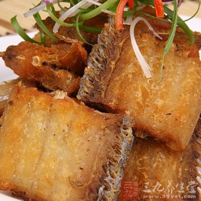 做魚配料:帶魚500克,鹽75克,蔥花5克,黃酒5克,色拉油150克(實耗50克) 做魚配料:帶魚500克,鹽75克,蔥花5克,黃酒5克,色拉油150克(實耗50克)