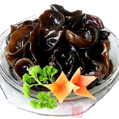 黑木耳中鐵的含量極為豐富，故常吃木耳能養血駐顏