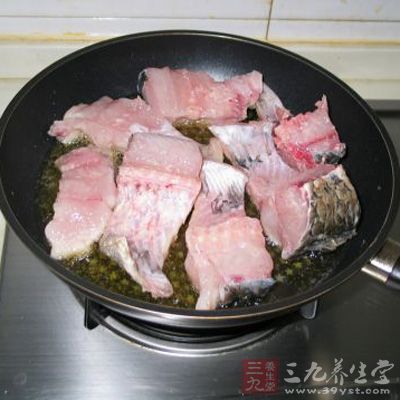 放入煎好的魚段