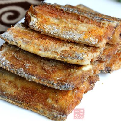 首先將帶魚去鱗去內髒清洗干淨切段備用