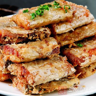 油七成熱下鍋炸裹滿蛋糊的帶魚，金黃色撈出