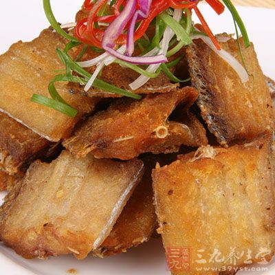 看到帶魚兩面金黃就可以了裝盤食用