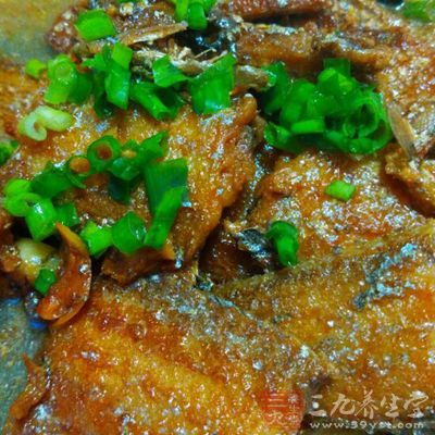 將帶魚兩面煎至金黃