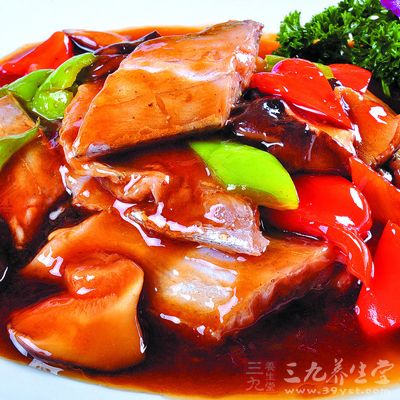 帶魚400克，竹筍25克，香蔥1棵，生姜1小塊