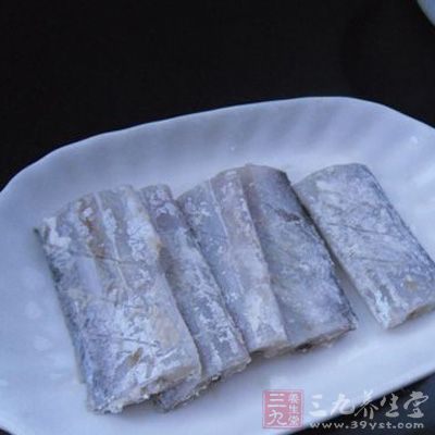 給帶魚裹上面粉