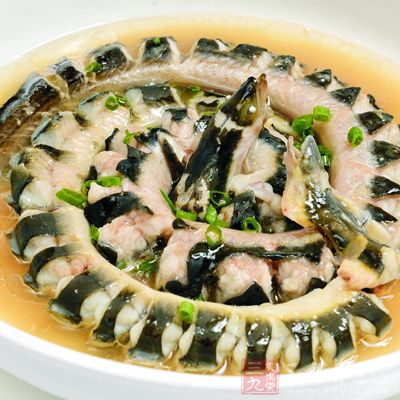 用油把蒜片和豆豉爆香澆在蒸好的鳗魚上就可以
