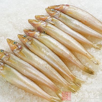 沙丁魚放入清水中解凍 沙丁魚放入清水中解凍