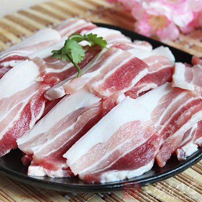 新鮮的五花肉250g