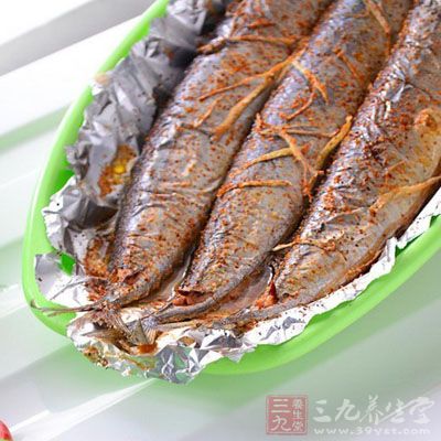 辣椒煸香,放入秋刀魚稍煎一下 辣椒煸香,放入秋刀魚稍煎一下