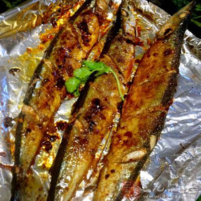 青豆、豆豉入鍋爆香後淋在魚上 青豆、豆豉入鍋爆香後淋在魚上
