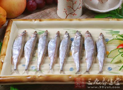 用料：多春魚，料酒，姜片，蔥段，椒鹽粉