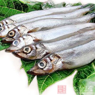 多春魚清洗干淨，特別是頭的位置