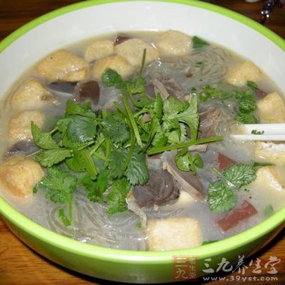 鴨血雞肉湯滋補養血，治久病本虛、頭昏眩暈、貧血等症