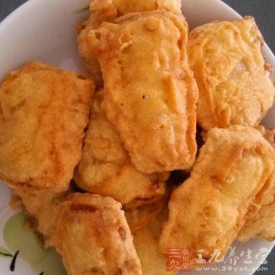 最後剩下的少許面糊直接倒入鍋內炸一下,也很好吃 最後剩下的少許面糊直接倒入鍋內炸一下,也很好吃