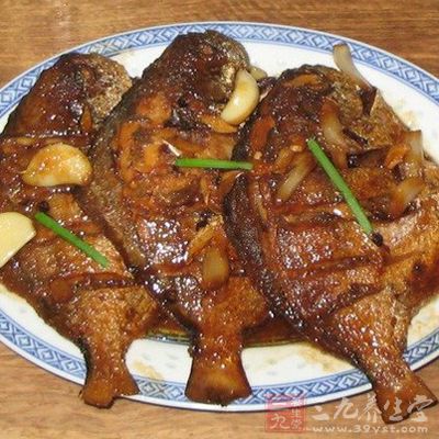  湯汁燒至半開後放入鲳魚