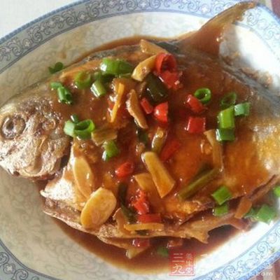 鲳魚一面煎面後翻面，至兩面煎黃