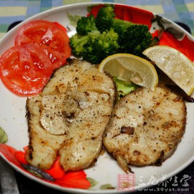 把腌好的鳕魚放在錫紙上面，再澆上一些腌魚的料汁