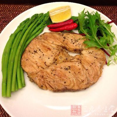加入適量的鹽擦拭魚的兩面