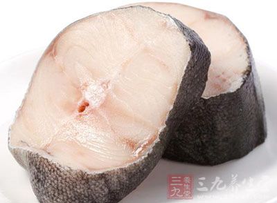 鳕魚解凍,然後洗淨切成小塊 鳕魚解凍,然後洗淨切成小塊
