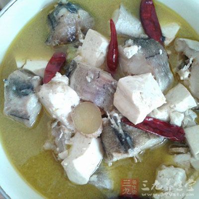 把豆腐放入繼續炖煮至湯汁快干 把豆腐放入繼續炖煮至湯汁快干