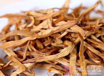 泡黃花菜的間隙，泡幾朵木耳