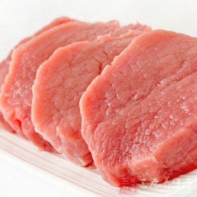 與豬瘦肉一齊放入鍋中，加入適量清水