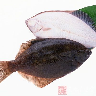 准備原料，熱鍋加油，炒出蒜香，煎魚至兩面金黃