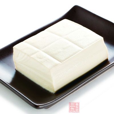 材料：比目魚頭1個，姜適量，豆腐1塊，金針菇1把，鹽0.5小匙