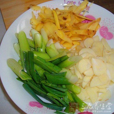 加入少量油燒熱爆香姜絲和蒜頭 加入少量油燒熱爆香姜絲和蒜頭