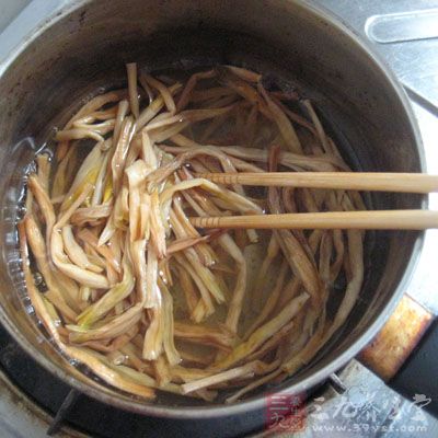 先將黃花菜用清水泡半個小時左右 先將黃花菜用清水泡半個小時左右