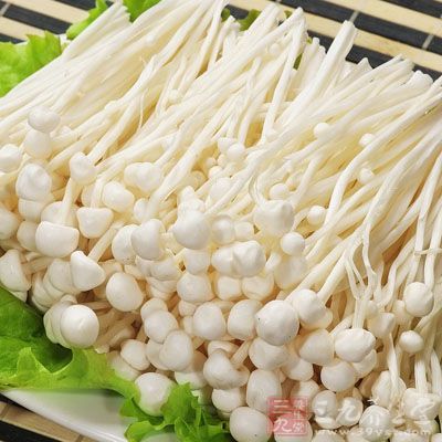 金針菇、黃花菜洗淨瀝干水份待用 金針菇、黃花菜洗淨瀝干水份待用