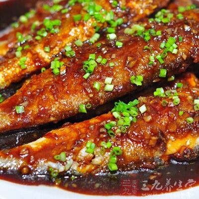 再移至微火上熬6分鐘,將魚撈出,盛入湯盤內 再移至微火上熬6分鐘,將魚撈出,盛入湯盤內