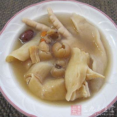 用料雞腳8只,花膠150克,冬菇6只,姜1小塊 用料雞腳8只,花膠150克,冬菇6只,姜1小塊