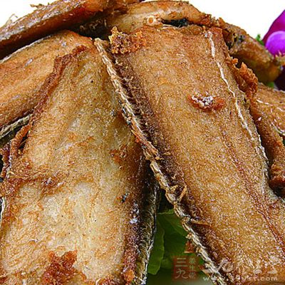 干炸秋刀魚材料：胡椒，鹽，陳醋，秋刀魚，油
